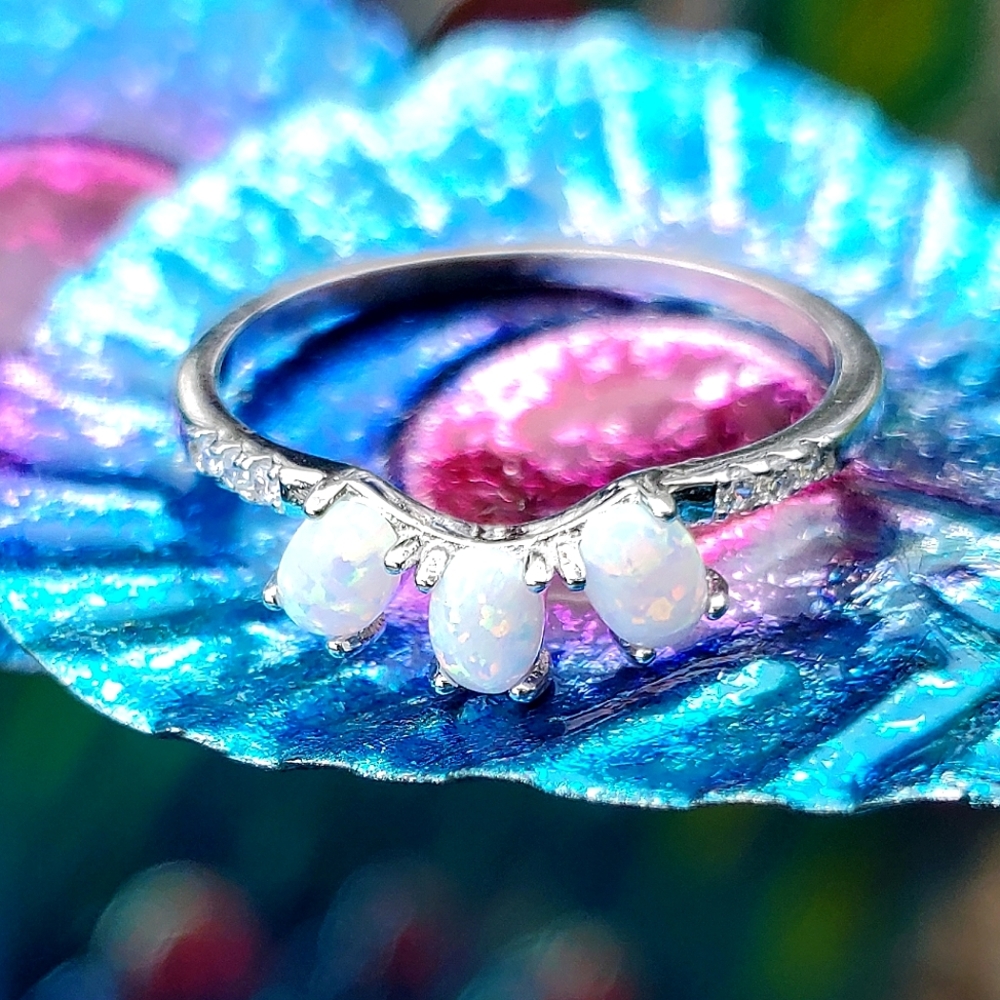 Opal ring sz 7, silver, 3 stones, crystal edges